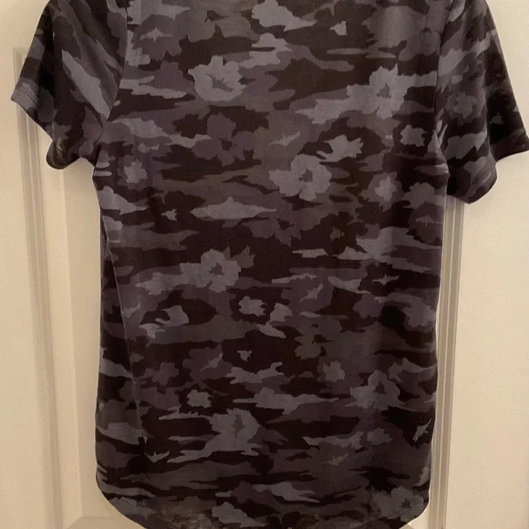 Athleta Breezy Camo Scoop Tee - Size Small - NWOT - Picture 7 of 9